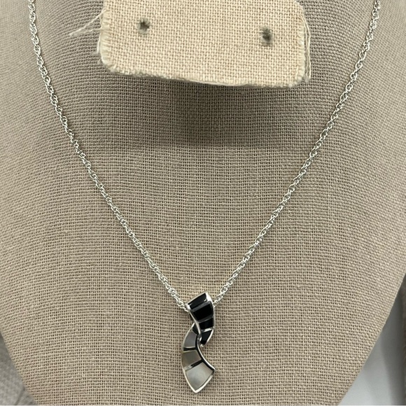 Vintage Sterling Silver Pendant with Black Onyx & Mother-of-Pearl Inlays - Picture 13 of 17